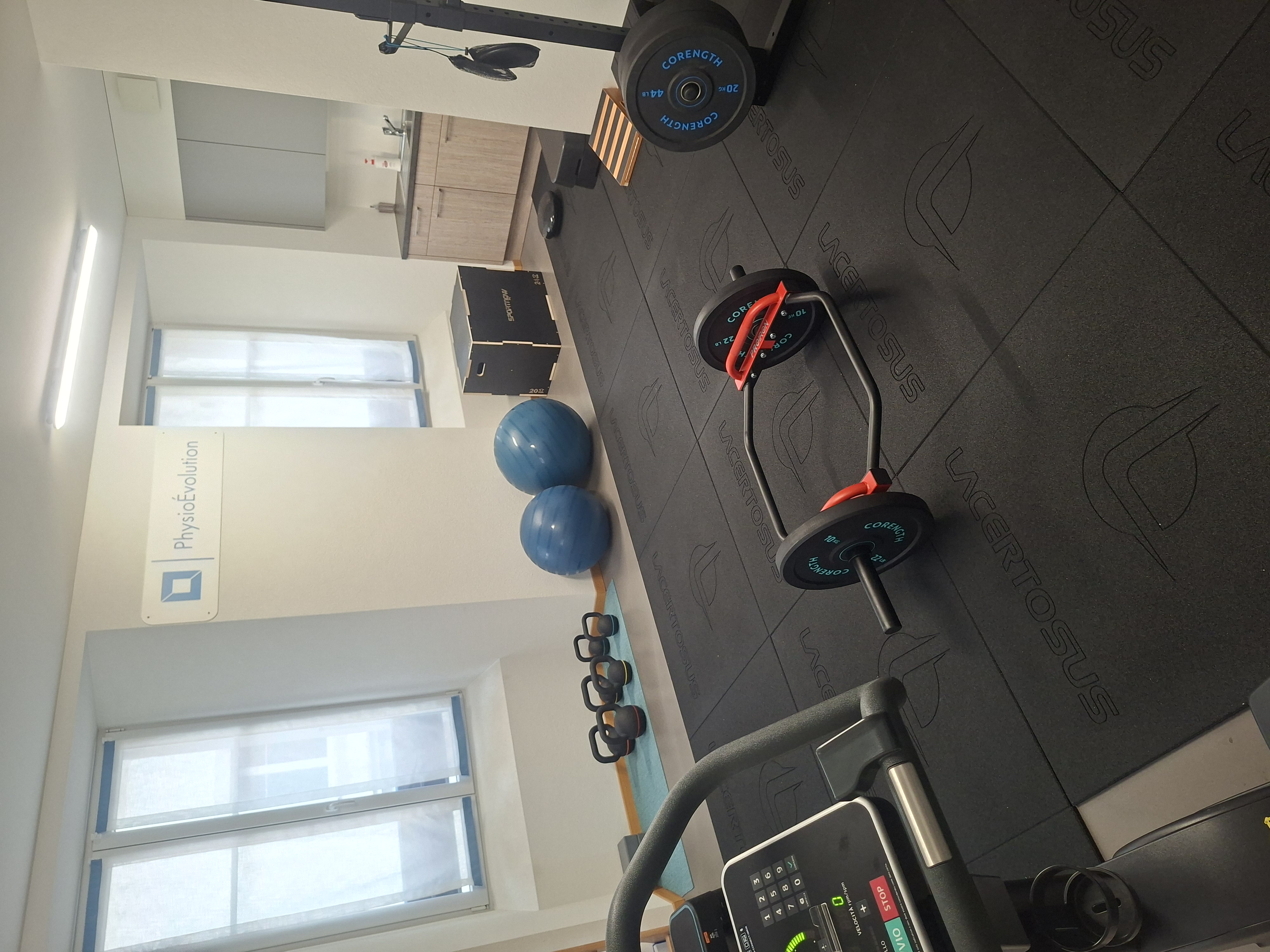 Espace de renforcement avec barre et tapis de course